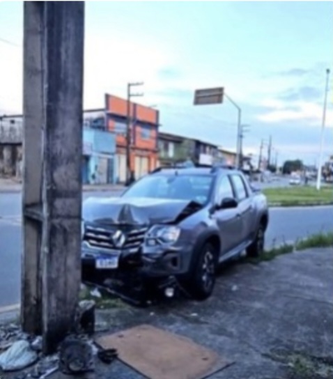 Carros são abandonados após acidentes na Grande Ilha