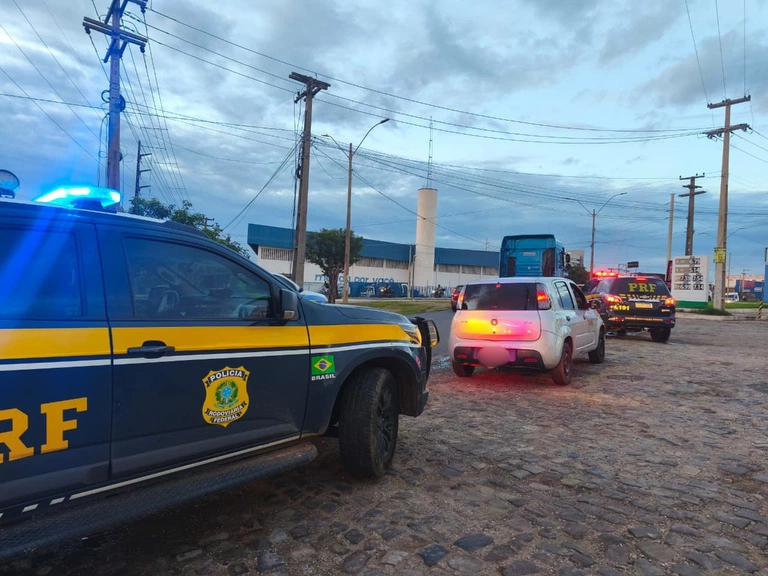 Carro com restrição por apropriação indébita é recuperado pela PRF na BR-316, em Teresina
