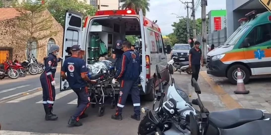 Homem com faca tenta tomar arma de vigilante e acaba baleado na porta de hospital em Imperatriz