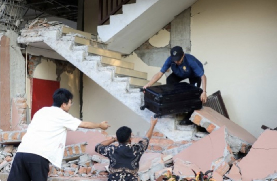 Forte Terremoto de Magnitude 7,7 Deixa dezenas de Mortos e Provoca Danos no Leste da Indonésia