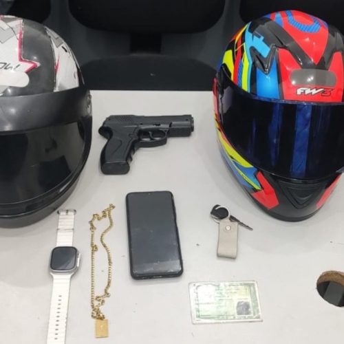 Dupla de motoqueiros é interceptada no Monte Castelo com arma falsa e veículo irregular