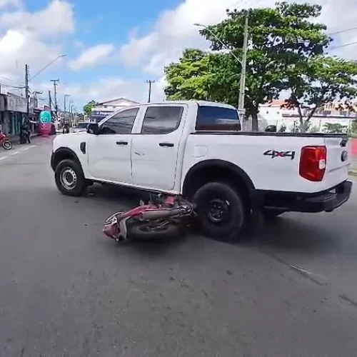 Moto fica presa embaixo de caminhonete após acidente na Cohab, em São Luís