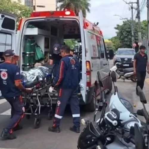 Homem com faca tenta tomar arma de vigilante e acaba baleado na porta de hospital em Imperatriz