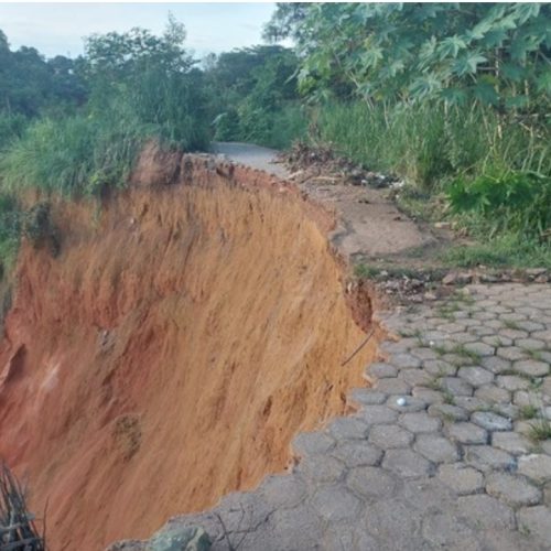 Cratera gigante avança e provoca desabamento de via em Buriticupu