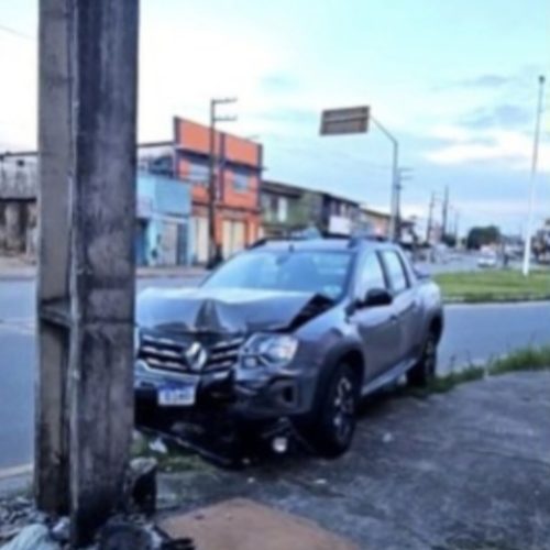 Carros são abandonados após acidentes na Grande Ilha