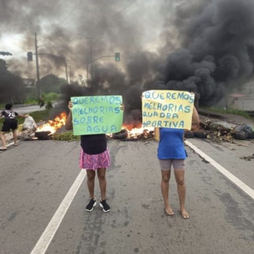 Moradores protestam e bloqueiam avenida em São Luís por falhas no abastecimento de água e estrutura pública