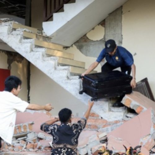 Forte Terremoto de Magnitude 7,7 Deixa dezenas de Mortos e Provoca Danos no Leste da Indonésia
