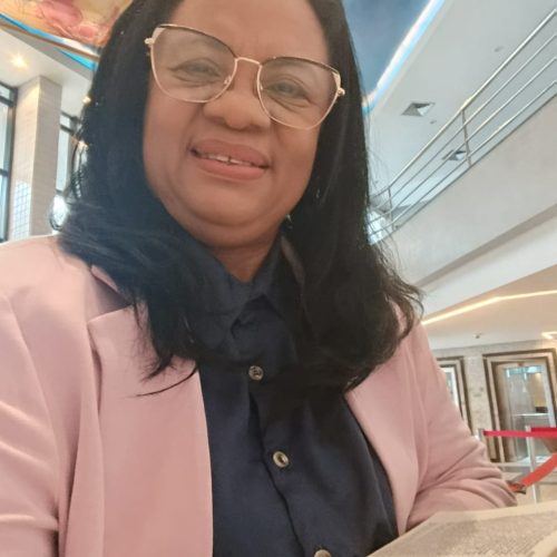 Professora Cláudia Regina parabeniza trabalhadores em mensagem em vídeo nas redes sociais