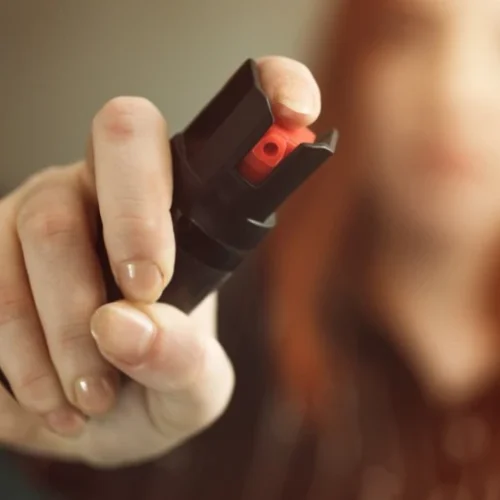 Entra em vigor lei que autoriza a venda de spray de pimenta para mulheres no país