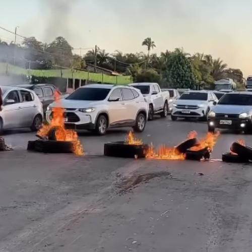 Revolta na BR-135: moradores interditam rodovia em protesto.