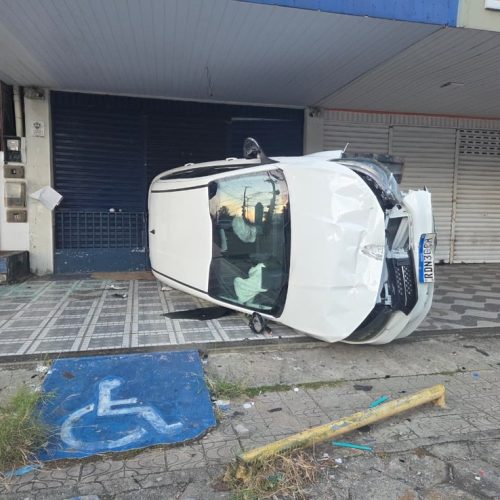 Idoso fica ferido após carro capotar na Avenida Jerônimo de Albuquerque, em São Luís
