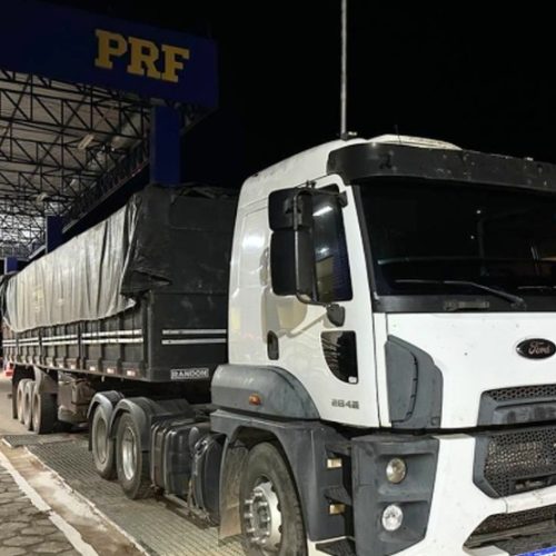 Caminhão com 40 m³ de madeira irregular é apreendido pela PRF na BR-230 em Balsas