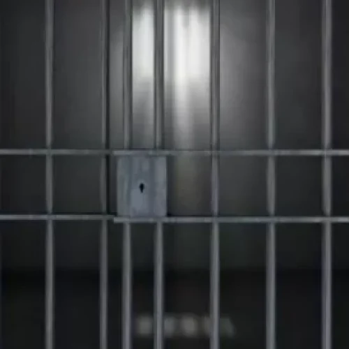 Homem é preso por agressão doméstica e dívida de pensão em Raposa