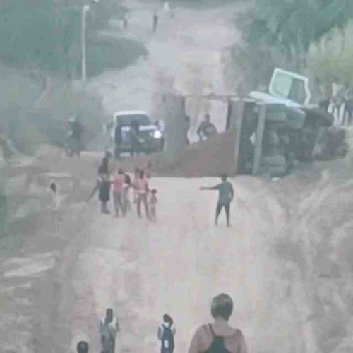 Caçamba tomba em ladeira e moradores denunciam abandono no bairro Luís Queiroz, em Caxias